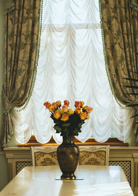 Experience the freshness of our expert curtain cleaning service!